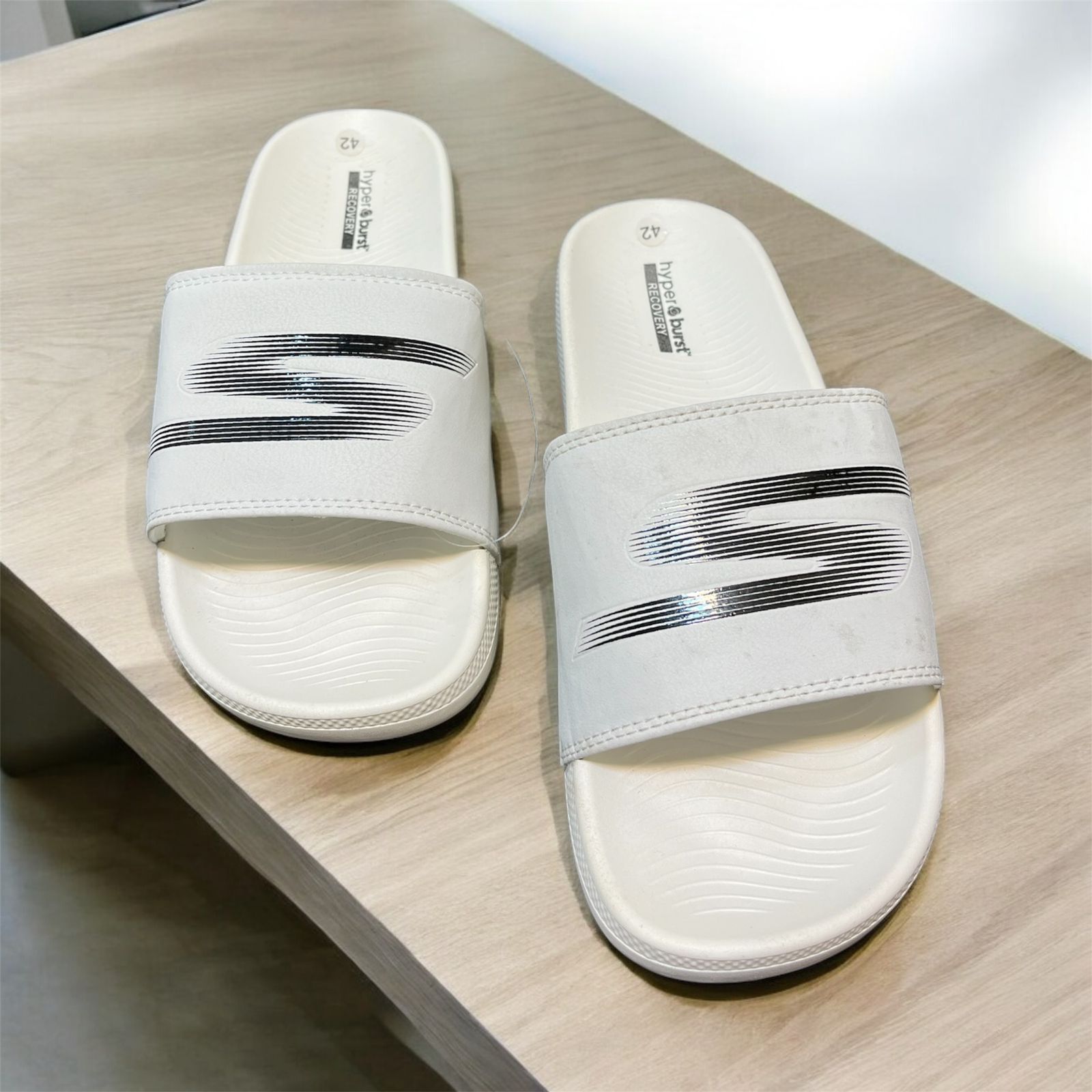 SKECHERS WHITE COMFORT SOFT SLIPPER