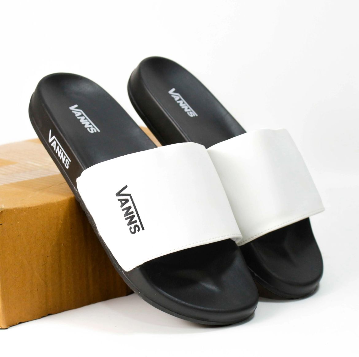 VANNS SLIDS BLACK AND WHITE